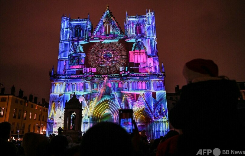 仏リヨンで「光の祭典」 街全体がライトアップ