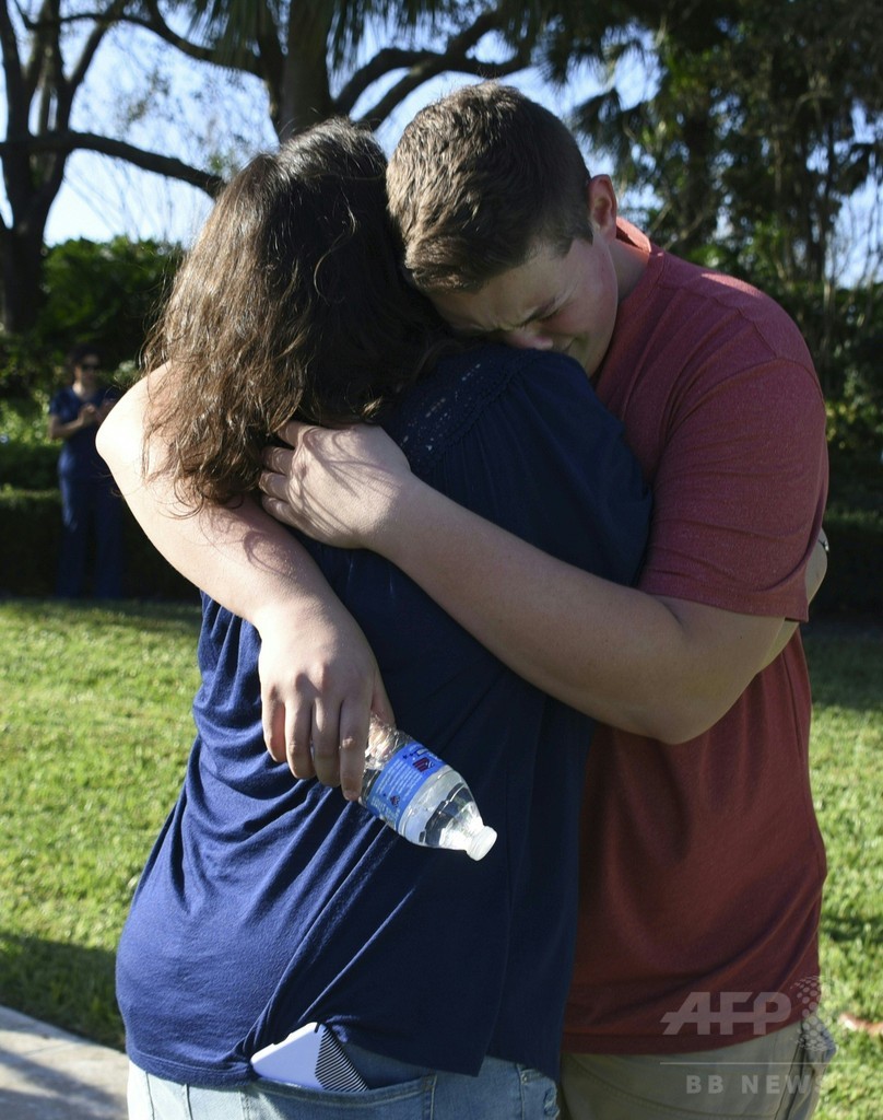 フロリダの高校で乱射、生徒ら17人死亡 元在校生の男拘束