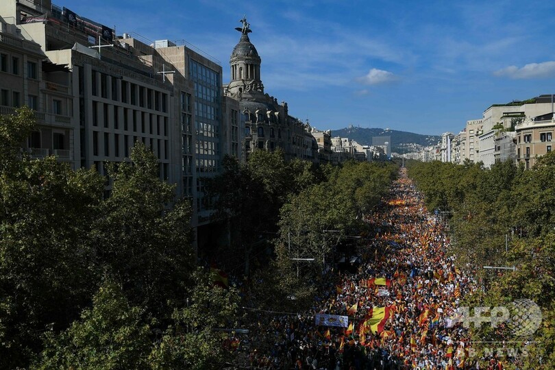 カタルーニャで独立反対派がデモ 支持派に対抗