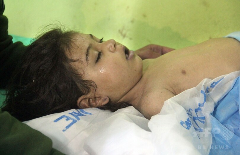 シリア「ガス攻撃」で民間人58人死亡、治療に当たる病院にも爆撃