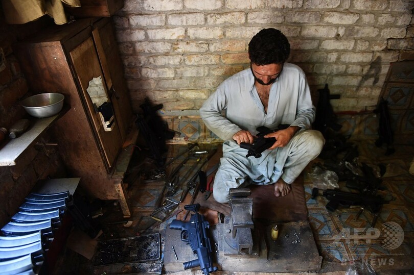 銃がスマホより安いパキスタンの町