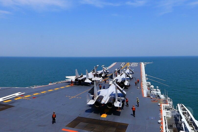 中国、海上演習で空母「遼寧」に戦闘機着艦