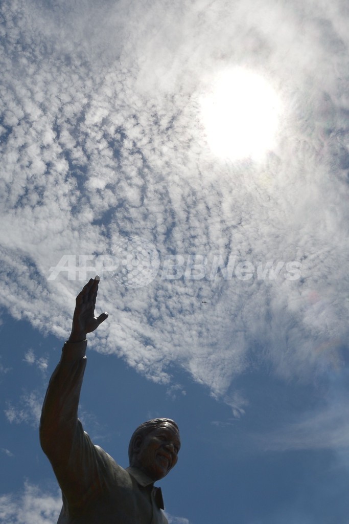 マンデラ氏の銅像公開、高さ9メートル 南ア