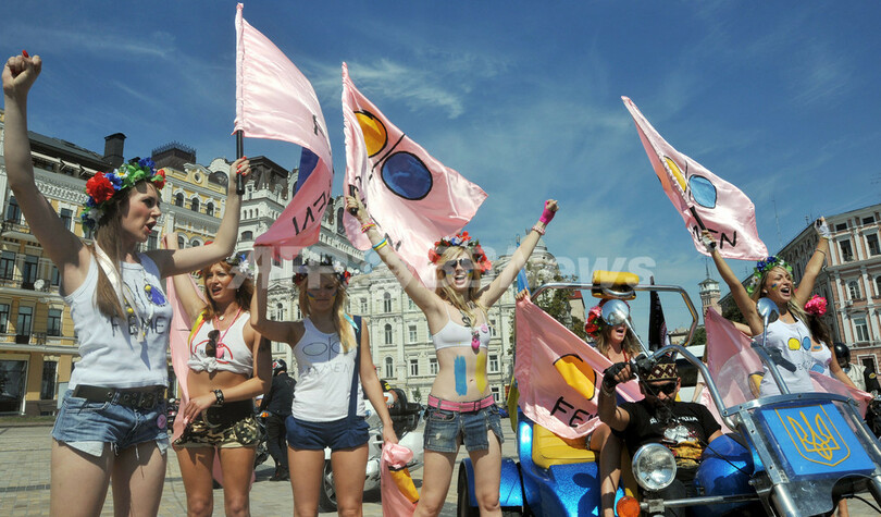 独立記念日トップレスでお祝い、ウクライナの女性団体