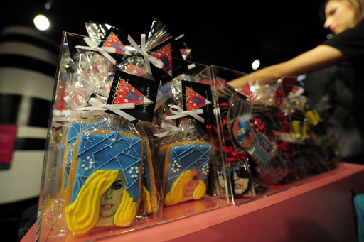 レディー・ガガのクリスマス・ワークショップ、NYバーニーズにオープン