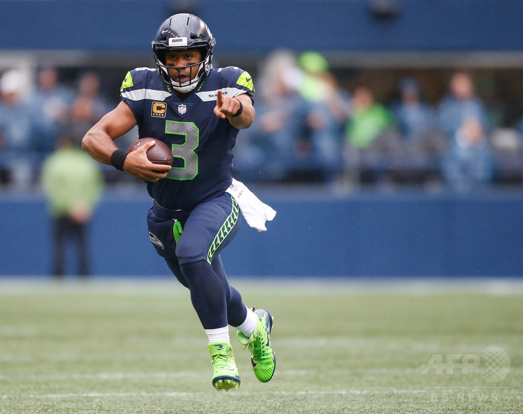 NFLシーホークスのQB、ヤンキースのオープン戦に出場 NFLシーホークスのQB、ヤンキースのオープン戦に出場