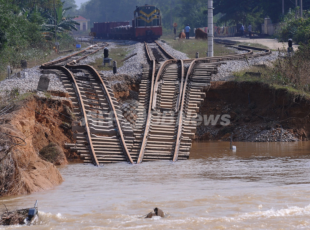 ベトナム水害、川に流されたバス乗客の遺体収容 写真20枚 国際ニュース：AFPBB News