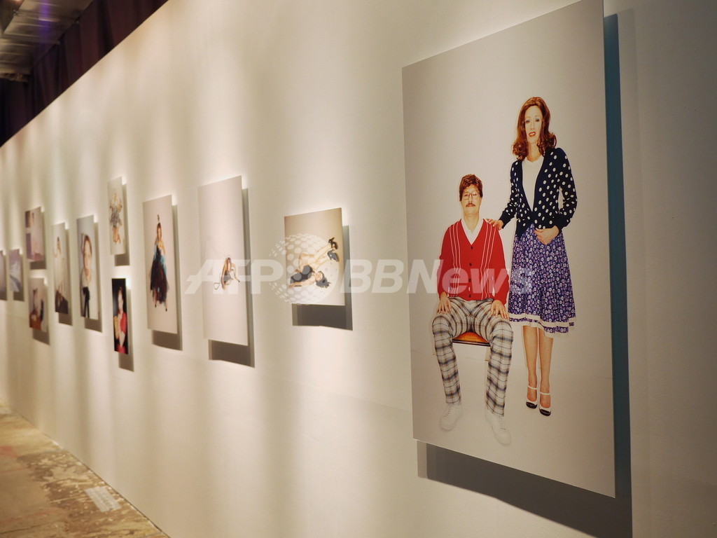 マーク ジェイコブス回顧展14日まで、貴重なショーピースが一堂に