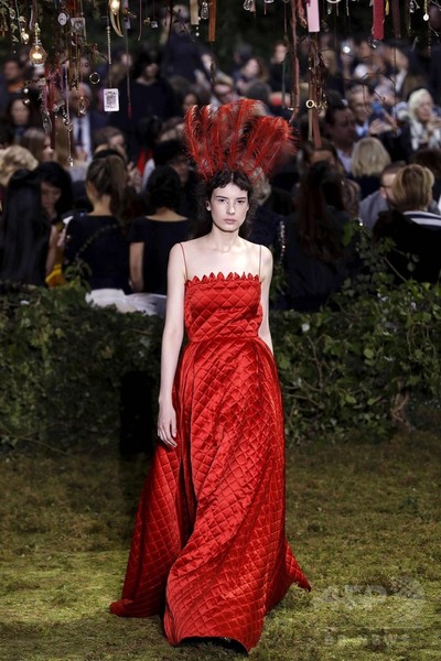 キウリによる初の「ディオール」オートクチュール、ファッション界から称賛