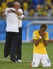 サッカーW杯ブラジル大会（2014 World Cup）決勝トーナメント1回戦、ブラジル対チリ。PK戦を制して感極まるネイマール（Neymar da Silva Santos Junior、右、2014年6月28日撮影）。(c)AFP/FABRICE COFFRINI