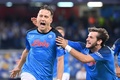 サッカー欧州チャンピオンズリーグ、グループA第1節、ナポリ対リバプール。PKで先制点を決めて喜ぶナポリのピオトル・ジエリンスキ（左、2022年9月7日撮影）。(c)Alberto PIZZOLI / AFP