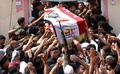 イラク南部バスラで営まれたイスラム教シーア派系民兵組織「人民動員隊」のベテラン狙撃手アブ・タフシン・サルヒ氏の葬儀で運ばれるサルヒ氏のひつぎ（2017年9月30日撮影）。(c)AFP/HAIDAR MOHAMMED ALIALI