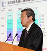 都内で、トヨタ自動車（Toyota Motor）の2010年4～12月期連結決算を発表する同社の伊地知隆彦（Takahiko Ijichi）専務（2011年2月8日撮影）。(c)AFP/Toru YAMANAKA