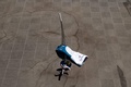 三宅諒がフェンシングで使用する剣とグローブ（2020年5月11日撮影）。(c)Philip FONG / AFP
