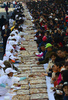 メキシコの首都メキシコ市（Mexico City）で3日、公現祭（Epiphany）を祝うイベントが行われ、外周1900メートル、重さ10トンの世界最大のリング状のパン「ロスカ・デ・レジェス（Rosca de Reyes）」がソカロ広場（Zocalo Square）に集まった約20万人に配られた。

写真は「ロスカ・デ・レジェス」をもらう人たち（2013年1月3日撮影）。(c)AFP/Alfredo ESTRELLA