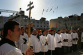 2007年12月24日、パレスチナ自治区ヨルダン川西岸（West Bank）のベツレヘム（Bethlehem）の生誕教会（Church of the Nativity）前で、行進するキリスト教の聖職者。(c)AFP/GALI TIBBON