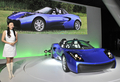 東レ（Toray）は、炭素繊維を活用した軽量の次世代電気スポーツカー「Teewave（ティーウエーブ）AR1」を試作したと発表した。

試作車は2人乗りオープンカーで、炭素繊維強化樹脂（CFRP）を使用した車体重量は846キロ。1回のフル充電での走行可能距離は185キロ、最高速度は時速147キロ。

写真は、東レが都内で公開した「Teewave AR1」（2011年9月14日撮影）。(c)AFP/Yoshikazu TSUNO