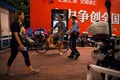 中国・上海で、路上に設置された顔認証スクリーンの前で男性に話し掛けようとする警察官（2017年8月9日撮影）。(c)CHANDAN KHANNA / AFP