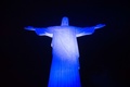 ブラジル・リオデジャネイロ（Rio de Janeiro）にあるコルコバード（Corcovado）の丘に立つ、アルゼンチンの国旗の色に染め上げられた巨大なキリスト像（Christ the Redeemer、2014年7月12日撮影）。(c)AFP/YASUYOSHI CHIBA