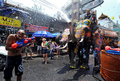 タイ・バンコク（Bangkok）の観光客に人気があるカオサン（Khao San）通りで12日、旧正月を祝う水かけ祭り「ソンクラーン（Songkran）」が行われた。写真は、観光客に水を掛けるゾウ（2010年4月12日撮影）。(c)AFP/PORNCHAI KITTIWONGSAKUL