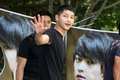 韓国の人気俳優ソン･ジュンギ（Song Joong-ki）が27日、兵役の義務を果たすため、韓国・江原道（Gangwon-do）の第102補充隊に入隊した。ソン･ジュンギは、訓練兵として5週間の基礎軍事訓練を行った後、21か月の間兵士として服務する。写真は報道陣に手を振るソン･ジュンギ（2013年8月27日撮影）。(c)STARNEWS