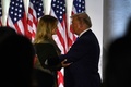 米ホワイトハウスのローズガーデンで行われた共和党の党大会で、演説を終えたメラニア夫人とドナルド・トランプ大統領（2020年8月25日撮影）。(c)Brendan Smialowski / AFP