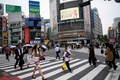 新型ウイルス流行の影響で通常よりも人出の少ない東京・渋谷の交差点（2020年5月26日撮影）。(c)Behrouz MEHRI / AFP