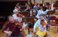 ポーランドのワルシャワ・フィルハーモニーホールで行われたキーウ交響楽団のリハーサルの様子（2022年4月19日撮影）。(c)JANEK SKARZYNSKI / AFP