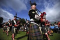 英スコットランド（Scotland）中部パースシャー（Perthshire）のバーナム（Birnam）で開催されたバーナム・ハイランドゲームス（Birnam Highland Games）で行進するバグパイプの演奏者たち（2014年8月30日撮影）。(c)AFP/ANDY BUCHANAN