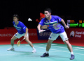 バドミントン、インドネシア・マスターズ、男子ダブルス準決勝。リターンを打つ保木卓朗（手前）/小林優吾組（2021年11月20日撮影）。(c)AFP PHOTO / Badminton Association of Indonesia