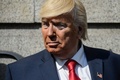 中国・香港の米国領事館前で、米国のドナルド・トランプ大統領に扮（ふん）したデニスさん（2017年1月25日撮影）。(c)AFP/Anthony WALLACE