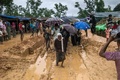 バングラデシュ・クトゥパロンの難民キャンプ内を移動するロヒンギャ難民たち（2017年9月28日撮影）。(c)AFP/FRED DUFOUR