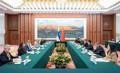 バルトネン外相と会談する王毅氏（2024年10月30日撮影）。(c)Xinhua News
