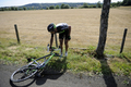 2011ツール・ド・フランス（2011 Tour de France）、第9ステージ（イソワールからサン・フルール、208キロメートル）。テレビ局の車に衝突され落車したチーム・スカイ（Team Sky）のファン・アントニオ・フレチャ（Juan Antonio Flecha、2011年7月10日撮影）。(c)AFP/LIONEL BONAVENTURE