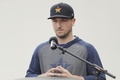 米フロリダ州ウエストパームビーチで記者会見に臨む米大リーグ（MLB）、ヒューストン・アストロズのアレックス・ブレグマン（2020年2月13日撮影）。(c)Michael Reaves/Getty Images/AFP