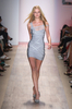 ニューヨーク市内で発表されたエルベ・レジェ バイ マックスアズリア（Herve Leger By Max Azria）の09年春夏コレクション（2008年9月7日撮影）。(c)AFP/Getty Images/Scott Gries