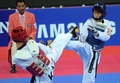 第17回アジア競技大会（17th Asian Games、Asiad）、テコンドー男子58キロ級準決勝。試合に臨む山田勇磨（Yuma Yamada、右、2014年10月3日撮影）。(c)AFP/PORNCHAI KITTIWONGSAKUL