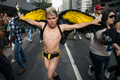 ブラジル・サンパウロ（Sao Paulo）で10日、毎年恒例の「ゲイ・プライド・パレード（Gay Pride Parade）」が開かれた。「ホモフォビア（同性愛嫌悪）は治療できる（Homophobia has cure）」とのテーマの下、およそ300万人がパレードに参加した（2012年6月10日撮影）。(c)AFP/Yasuyoshi CHIBA