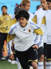 2010年サッカーW杯南アフリカ大会（2010 World Cup）。日本代表の練習に臨む内田篤人（Atsuto Uchida、2010年6月29日撮影）。(c)AFP/TOSHIFUMI KITAMURA