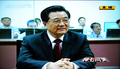 中国中央テレビ（CCTV）が放送した、北京航天飛行控制センター（Beijing Aerospace Control Center、BACC）で中国初の船外活動の模様を見守る胡錦涛（Hu Jintao）国家主席。(c)AFP/CCTV