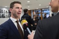 独カールスルーエにある連邦憲法裁判所でインタビューに応じる、ドイツ国家民主党のフランク・フランツ党首（2017年1月17日撮影）。(c)AFP/THOMAS KIENZLE