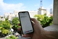レバノン市民が受け取った、イスラム教シーア派組織ヒズボラの攻撃目標付近から退避するよう呼びかけるイスラエル側からのメッセージ（2024年9月23日撮影）。(c)JOSEPH EID / AFP