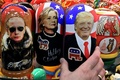 ロシア・モスクワ中心部の土産物店で売られている（左から）ロシアのウラジーミル・プーチン大統領、ヒラリー・クリントン前米国務長官、ドナルド・トランプ氏をかたどったロシアの伝統的な人形マトリョーシカ（2016年11月8日撮影、資料写真）。(c)AFP/Kirill KUDRYAVTSEV