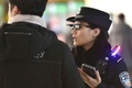 中国・河南省鄭州市の鄭州東駅で、顔認証システムを備えたスマートグラスを装着した警察官（2018年2月5日撮影）。(c)AFP PHOTO