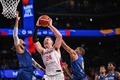 FIBAバスケットボール・ワールドカップ、17-32位順位決定ラウンド・グループO、日本対カーボベルデ。得点を狙うジョシュ・ホーキンソン（中央、2023年9月2日撮影）。(c)Yuichi YAMAZAKI / AFP