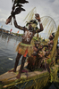 インドネシア・パプア（Papua）州ジャヤプラ（Jayapura）のセンタニ湖（Lake Sentani）のフェスティバルに参加する現地の人たち（2011年6月20日撮影）。(c)AFP/ROMEO GACAD