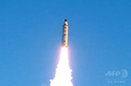 北朝鮮による地対地中距離弾道ミサイル「北極星2」の発射実験を撮影した写真。朝鮮中央通信（KCNA）配信（撮影地不明、2017年2月12日撮影、同月13日配信）。(c)AFP/KCNA VIA KNS
