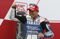 世界ロードレース選手権（WGP 2012）第18戦バレンシアGPは11日、スペインのバレンシア・サーキット（Circuit de la Comunitat Valenciana Ricardo Tormo）でMotoGPクラス決勝が行われ、レプソル・ホンダ（Repsol Honda）のダニ・ペドロサ（Dani Pedrosa）が48分23秒819で優勝を飾った。

2位に入り、表彰台でガッツポーズをみせるヤマハ・ファクトリーの中須賀克行（Katsuyuki Nakasuga、2012年11月11日撮影）。(c)AFP/JOSE JORDAN