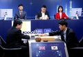 韓国ソウルのホテルで、グーグル傘下の人工知能開発企業グーグル・ディープマインドの囲碁ソフト「アルファ碁」と5番勝負の第3局を行う囲碁棋士の李世ドル氏（右、2016年3月12日公開）。(c)AFP/GOOGLE DEEPMIND