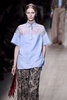 フランス・パリ市内で発表された「ヴァレンティノ（VALENTINO）」14年春夏コレクション（2013年10月1日撮影）。(c)AFP/PATRICK KOVARIK